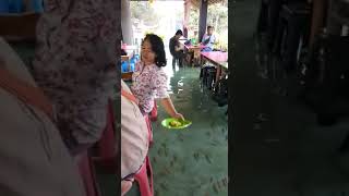 Rumah makan di kolam ikan