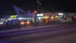 Pickup truck crashes into traffic lights