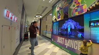 Папа пытается танцевать в Just Dance:) Играем в Zыркусе!