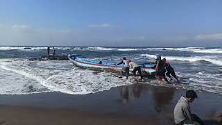 evakuasi perahu terdampar jadi tontonan pengunjung #pantaijayanti