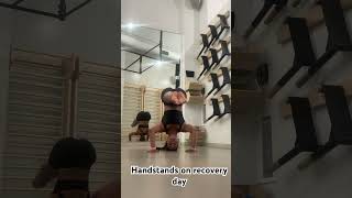 Today was my recovery day so I only did handstands and some squats #handstandworkout