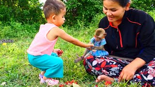 Good!!really smart baby Sokha trying give ripe fruit to Lele for Eat