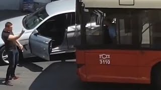 Svađa vozača autobusa sa vozačem putničkog automobila na uglu Takovske i Cvijićeve