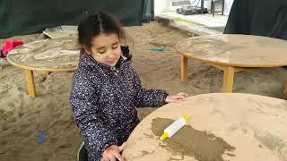 Elif ve Doruk Kum havuzunda oynadılar. Elif and Doruk played in the sandbox.