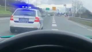 Preticanje policijskog vozila sa desne strane