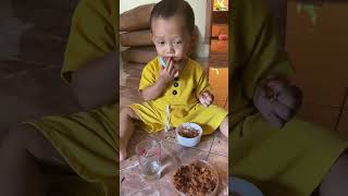 Bayi apa nih ngabisin abon setoples🤣 #bayiviral #bayilucu #bayilahap #bayisehat #toddleractivities