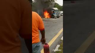 Kebakaran berlaku di RNR ayer keroh melaka tadi 18/6/21