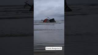 Barco encalha praia do gravatá navegantes Santa Catarina.