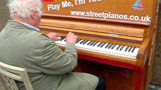 london street pianos play me, I'm Yours