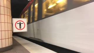 U-Bahn Hamburg: Einfahrt von DT4 in Hbf