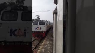 Kereta cikuray bersilang dengan kereta cibatuan di stasiun nagreg #daop2bandung #keretaapi