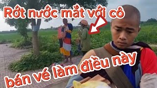 Bất ngờ cô bán vé số chạy xe theo sư Trí Hải làm điều này rất cảm động cô bán vé số