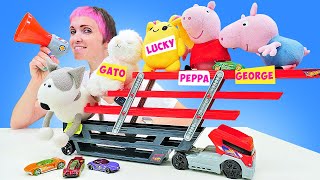 ¡Lucky, Peppa, George y otros juguetes de peluche van a JUGAR! Videos para niños