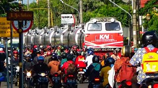 BIKIN MACET, PERLINTASAN UNIK PALANG NUTUP KERETA LEWAT BELAKANG