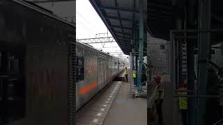 #090 KA Argo Parahyangan Melintas Langsung stasiun Manggarai