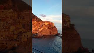 Manarola, Cinque terre, Italy 🇮🇹 during the golden hour of sunset.