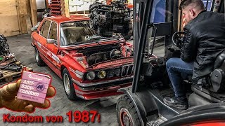 BMW E12 Motor ausbau | Kondom von 1987 gefunden | QUALITATIEF