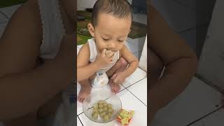 Makan cilok sekali hap ngeri kelolotan #bayimakan #bayiviral #bayilucu #babyeatingfood #babyshorts