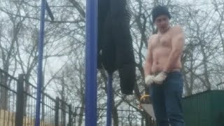 Зимние упражнения workout на турнике и брусьях