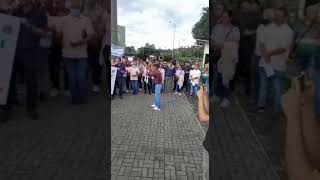 Pensionados de la policía protestan en #Pereira por los malos servicios de salud.