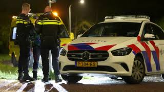 Bedrijfsbusje verliest grip in bocht en botst tegen boom in Assen