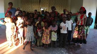 CRIANÇAS LOUVANDO ORFANATO FILADÉLFIA - BEIRA, MOÇAMBIQUE - ÁFRICA