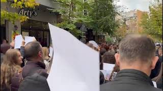 Top Channel/ Shokët e klasës së Martinit i bashkohen protestës, lyejnë rrugën me bojë të kuqe