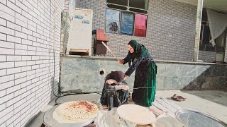 "A lonely and old mother in the mountains: baking bread, the basis of life and hope:2023