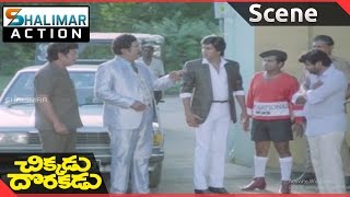 Chikkadu Dorakadu  || Rajendra Prasad  Action  Scene || Rajendra Prasad || Shalimaraction