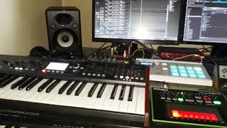 BEHRINGER DEEPMIND 6, WALDORF BLOFELD, ROLAND JUNO G and MASCHINE MICRO demo.