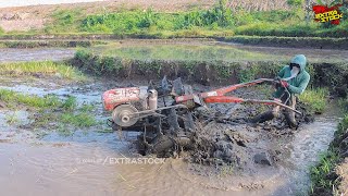 Traktor Sawah Kerja Ngebut Di Petakan Kecil Sedikit Dalam