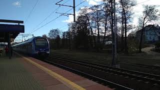 Przejazd pociągu Intercity Stadler przez stację „Gdynia Orłowo”.