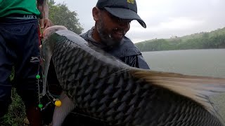 भर पावसात पकडला भीम काय मासा,MAD FISHERMEN caught monster fish in heavy rain