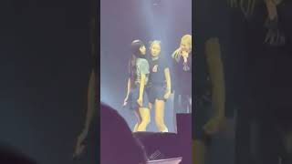 That blink just got heart attack 🤣😍jenlisa have mercy