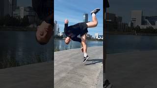 УЧИМСЯ ФРИСБИ 💪🏼🤩 БОКОВОЕ САЛЬТО #pkfr #nikifilini #parkour #freerunning