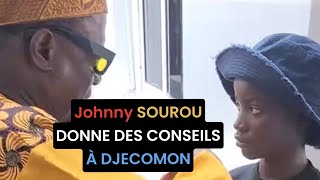 Johnny Sourou  Donne des conseils de père à Djecomon