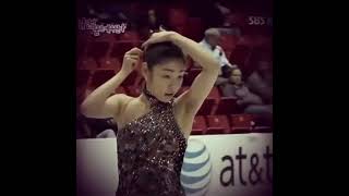 “In this footage from Skate America 2009, held in Lake Placid, you can see Yuna Kim signing an auto