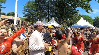 kang emil dan ambu anne ratna mustika menari  bersama 100 penari di pameran pembangunan Purwakarta