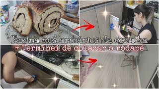 Faxina e organização nos armários da cozinha |  deixando tudo limpo para o Natal 🌲