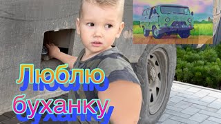 ВЛАДИК увидел любимую машинку / Ребёнок играет на площадке