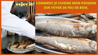 Comment je cuisine mon poisson sur un foyer au feu de bois.