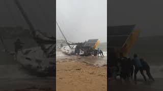 Veleiro encalha na praia da Guarderia em Vitória ES.