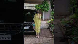 Shanaya kapoor beautiful pictures in affordable yellow kurta set.