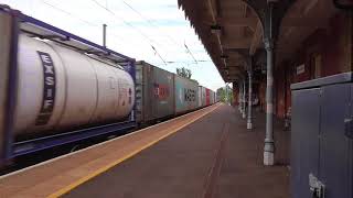 **ULTRA 12 TONE** 66518 speeds through Needham Market on 4E64: 03/08/2018