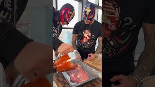 Tacos de Diezmillo al Pastor con Rey Mysterio y Rey Chiltepín 🌶😂 #quechille