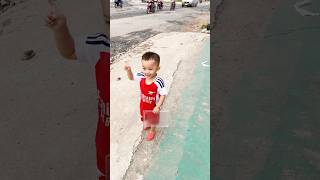 Em đúng chỉ đạo giao thông #shorts #shortvideo #cute #funny #cutebaby #baby