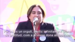 Ada Colau se declara la primera alcaldesa bisexual de origen humilde.