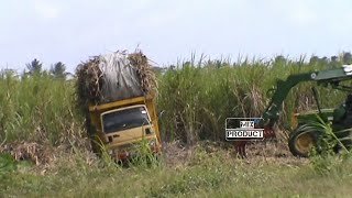 Truk tua muatan tinggi dengan tractor jhondeere