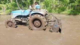 sonalika 4 weel tractor performance in mud/ සොනාලිකා 4 වීල් ට්‍රැක්ටර් එකෙන් හෑම