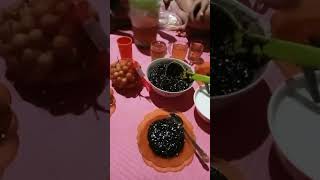 Makan Bubur Ketan Hitam Sama Keluarga##